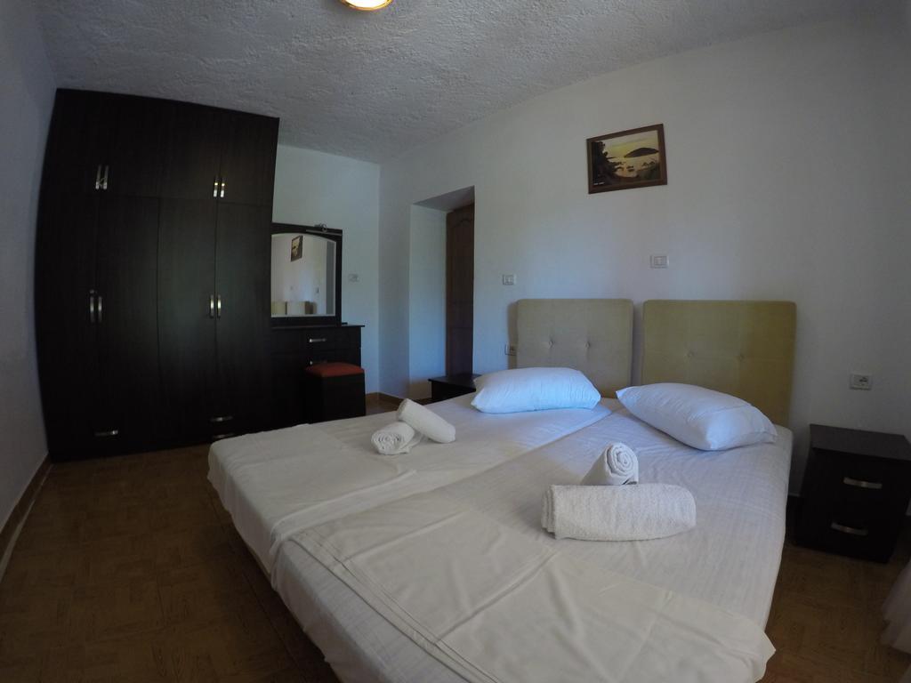 Petro'S Apartments Ksamil Esterno foto